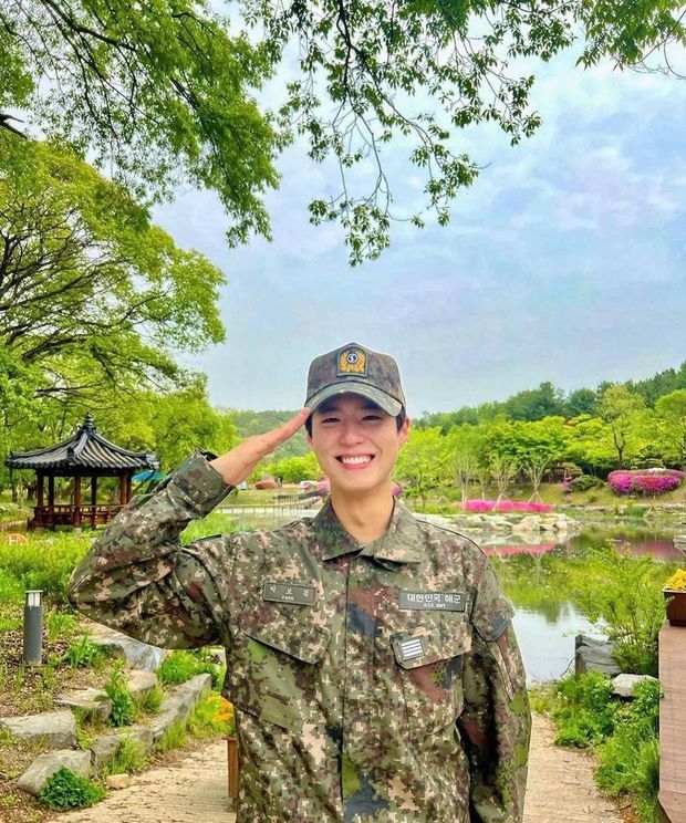 Park Bo Gum xuất ngũ, nhan sắc khiến fan mê mẩn