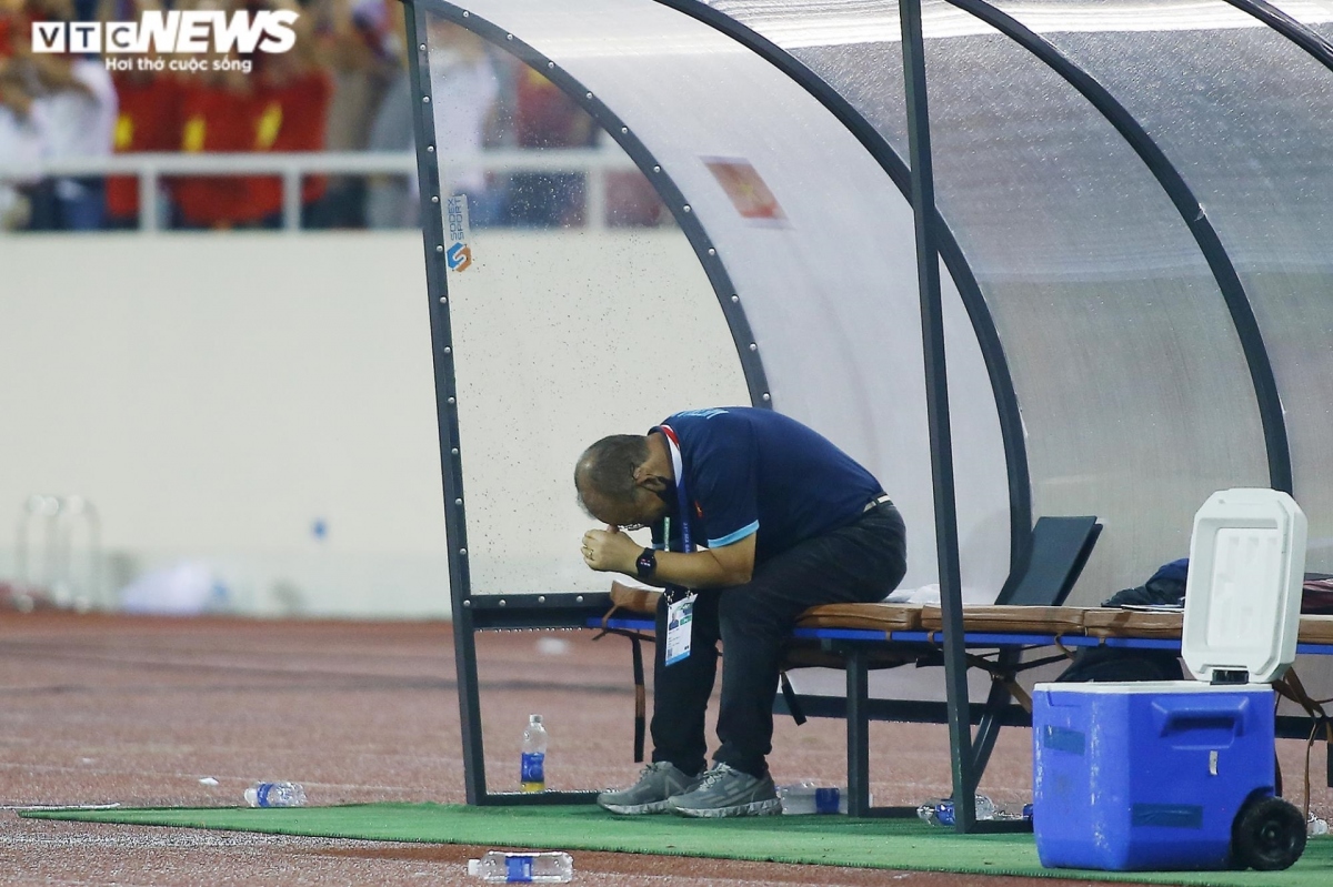 HLV Park Hang Seo lặng người phút chia tay U23 Việt Nam sau kỳ tích SEA Games