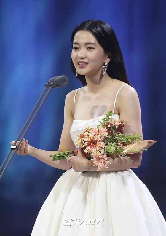 Kim Tae Ri thắng giải Baeksang 2022 với vai diễn trong "25,21"