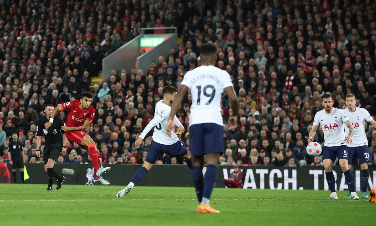 Chia điểm kịch tính cùng Tottenham, Liverpool hụt hơi trong cuộc đua vô địch với Man City