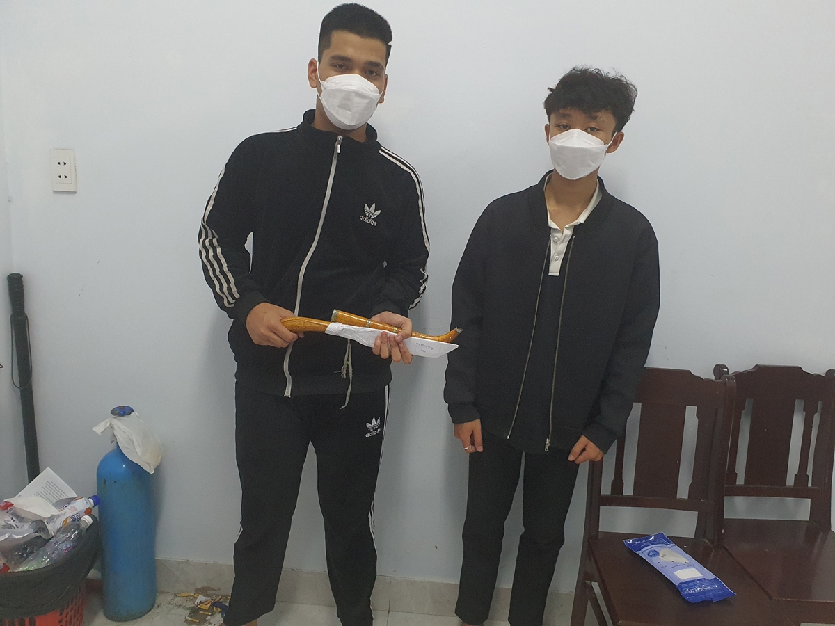 Triệu tập 2 thanh niên cầm dao gây rối trật tự ở phố du lịch An Thượng của Đà Nẵng