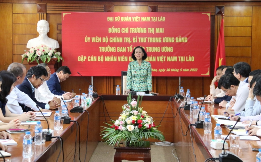 Trưởng Ban Tổ chức Trung ương Đảng thăm và làm việc với Đại sứ quán Việt Nam tại Lào