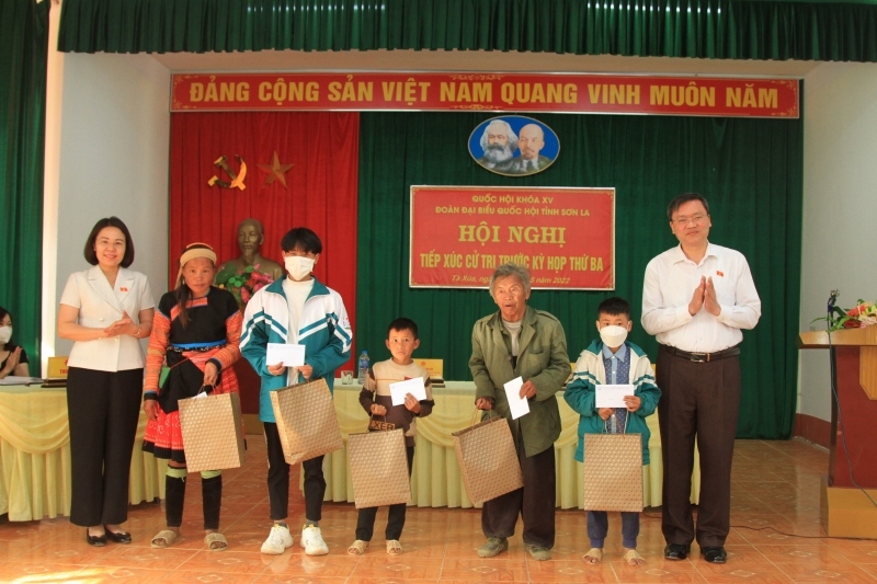 Đoàn Đại biểu Quốc hội tỉnh Sơn La tiếp xúc cử tri huyện Phù Yên và Bắc Yên
