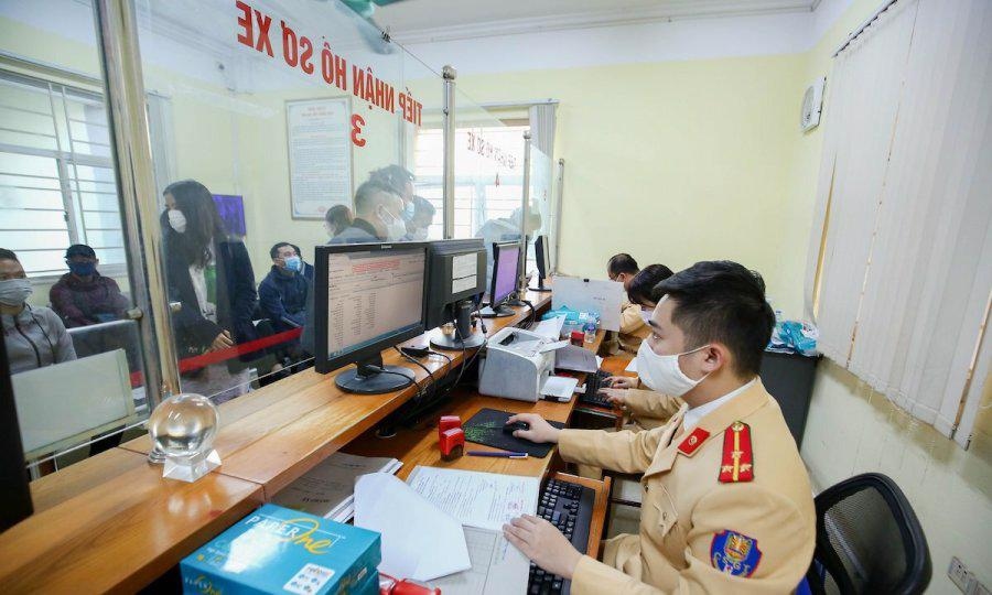 Ngày đầu thực hiện đăng ký xe máy tại công an xã ở Hà Nội