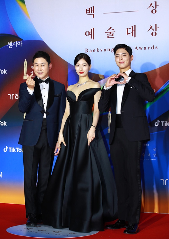 Suzy, Kim Tae Ri, YoonA,...và dàn sao Hàn lộng lẫy trên thảm đỏ Baeksang 2022