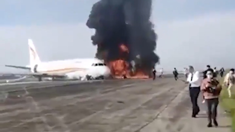 Máy bay Trung Quốc bốc cháy dữ dội khi chuẩn bị cất cánh trên đường băng