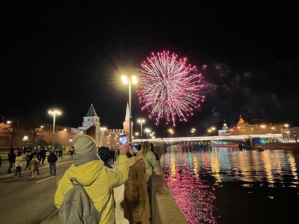 Pháo hoa rực rỡ trong Ngày Chiến thắng ở thủ đô Moscow