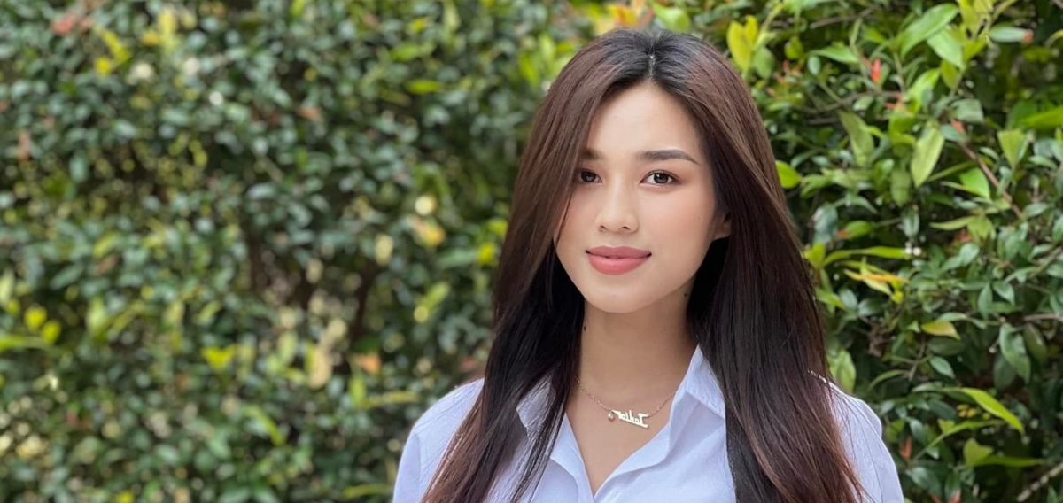 Tạm "xả vai" Hoa hậu, Đỗ Thị Hà đẹp cuốn hút với áo sơ mi trắng trở lại trường