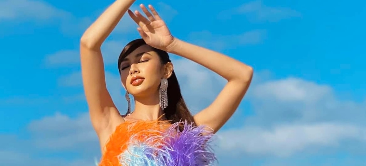 Hoa hậu Thùy Tiên diện đầm lông vũ rực rỡ, thả dáng quyến rũ trên sa mạc
