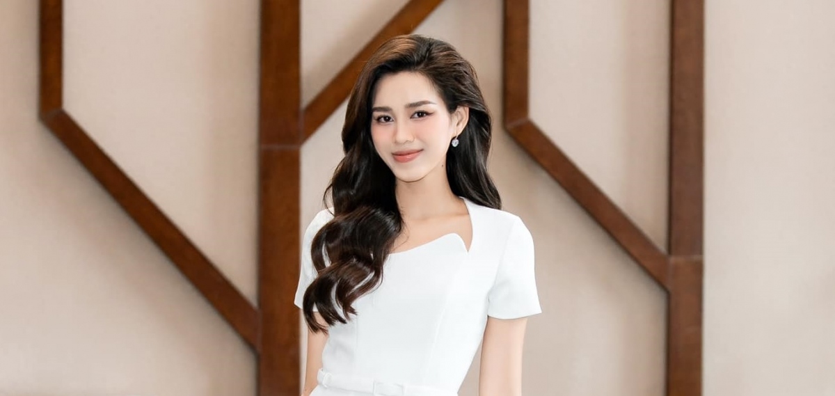 Hoa hậu Đỗ Thị Hà đẹp dịu dàng tựa "nàng thơ" với sắc trắng tinh khôi