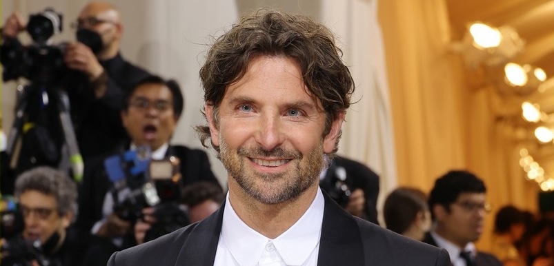 Bradley Cooper tái xuất lịch lãm trên thảm đỏ Met Gala 2022