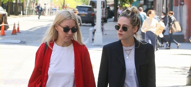 Kristen Stewart và hôn thê nắm tay tình cảm đi chơi ở New York