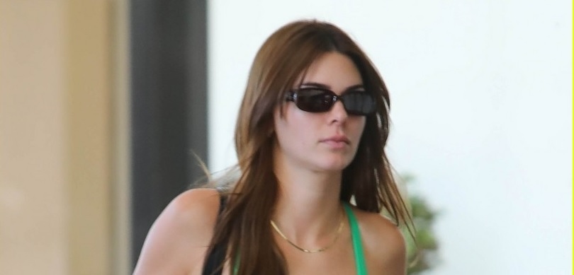 Kendall Jenner diện trang phục thể thao khoe đường cong nóng bỏng trên phố