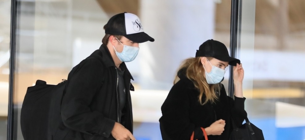 Robert Pattinson tái xuất phong độ bên bạn gái tại sân bay