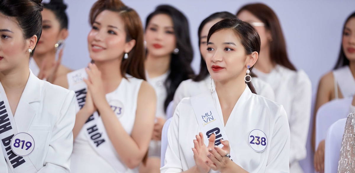 Thí sinh "Tôi là Hoa hậu Hoàn vũ Việt Nam" bật khóc vì áp lực trước thử thách "Tiếng Anh"