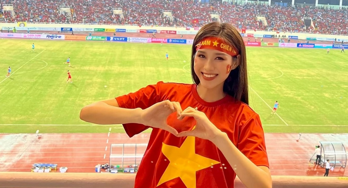 Hoa hậu Đỗ Thị Hà, Thùy Tiên cùng dàn người đẹp hào hứng cổ vũ U23 Việt Nam