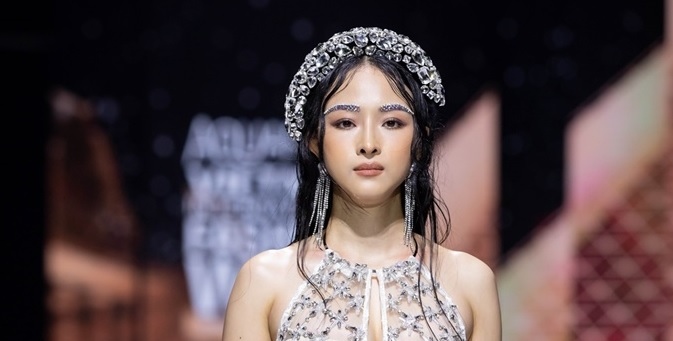 Hoa hậu Trương Hồ Phương Nga hóa thân "Thị Mầu" tại Tuần lễ thời trang Quốc tế Việt Nam