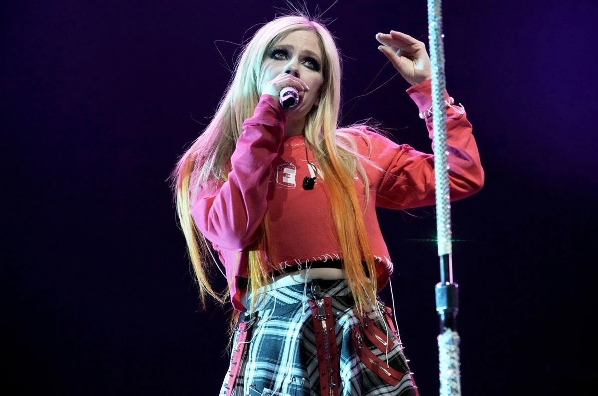 Avril Lavigne hủy show diễn vì 1 ca mắc Covid-19