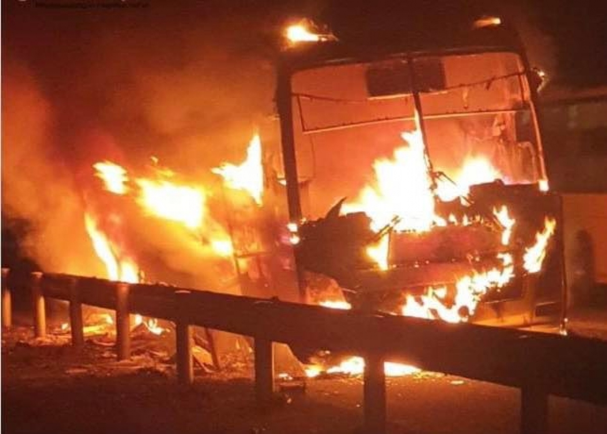 Vụ cháy xe Hà Sơn trên cao tốc Nội Bài – Lào Cai: Ngọn lửa bốc ra từ khoang máy