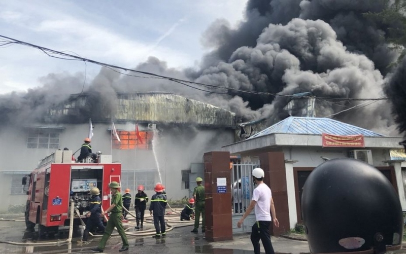 Cháy lớn tại cụm Công nghiệp Trảng Nhật (Quảng Nam), khói đen bốc cao hàng trăm mét