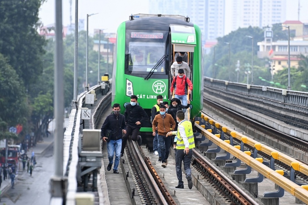 Tàu Cát Linh đột ngột dừng trong mưa: Do chuyển từ lái tự động sang có người điều khiển?