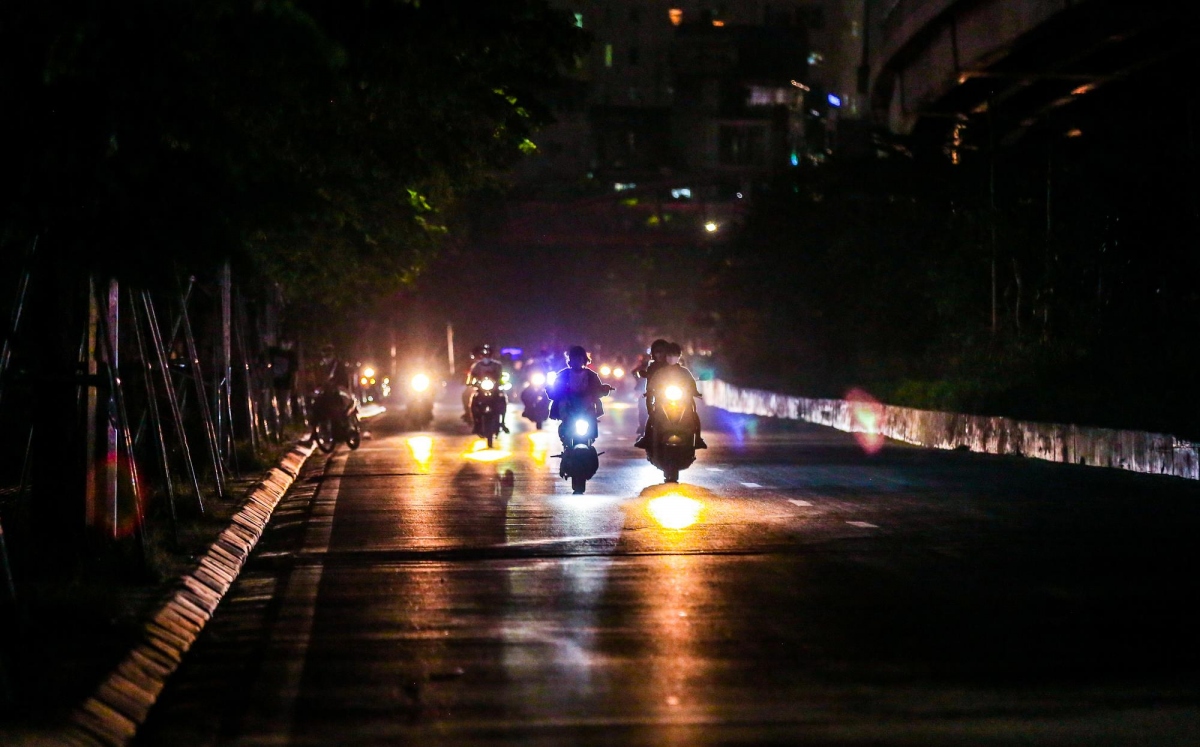 Tai nạn rình rập trên tuyến đường nghìn tỷ không một ánh đèn ở Thủ đô