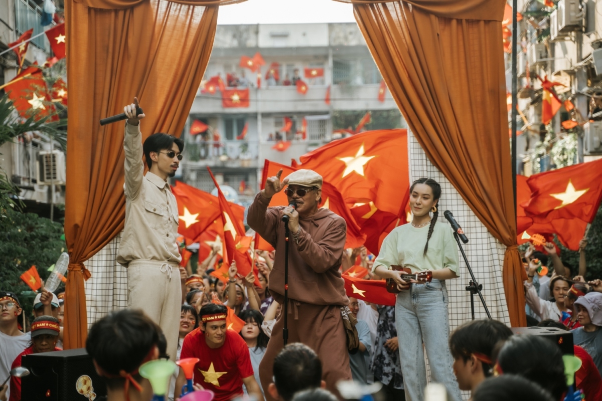Đen cùng nhạc sĩ Trần Tiến tái hiện những lần “đi bão" mừng bóng đá Việt chiến thắng