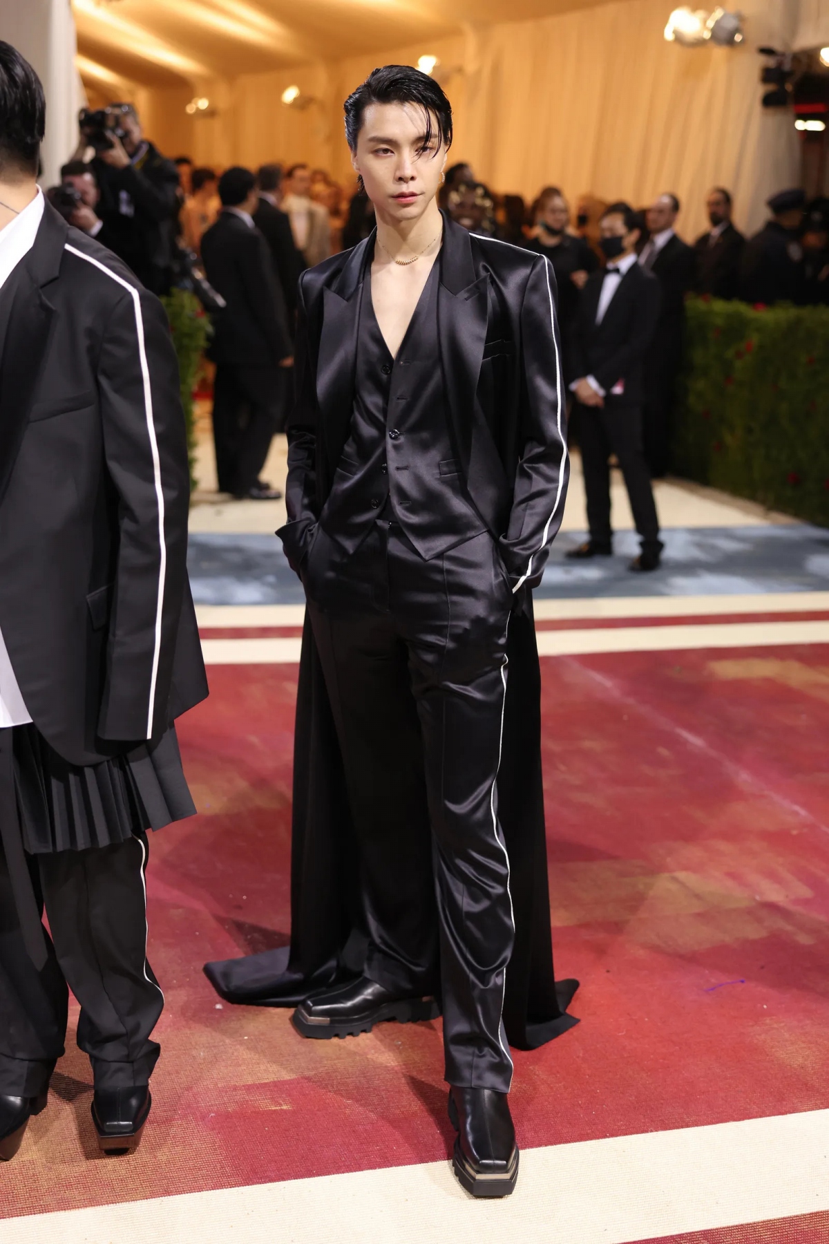 Johnny (NCT) bảnh bao trong trang phục của nhà thiết kế gốc Việt, tham dự Met Gala