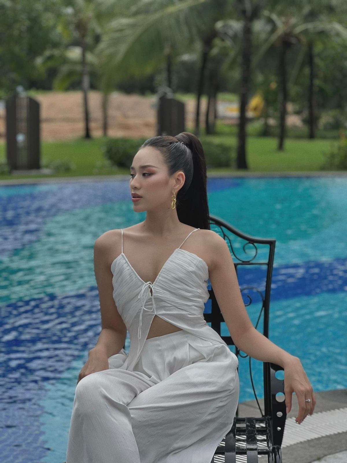 Hoa hậu Đỗ Thị Hà khoe lưng trần gợi cảm, thả dáng quyến rũ bên hồ bơi