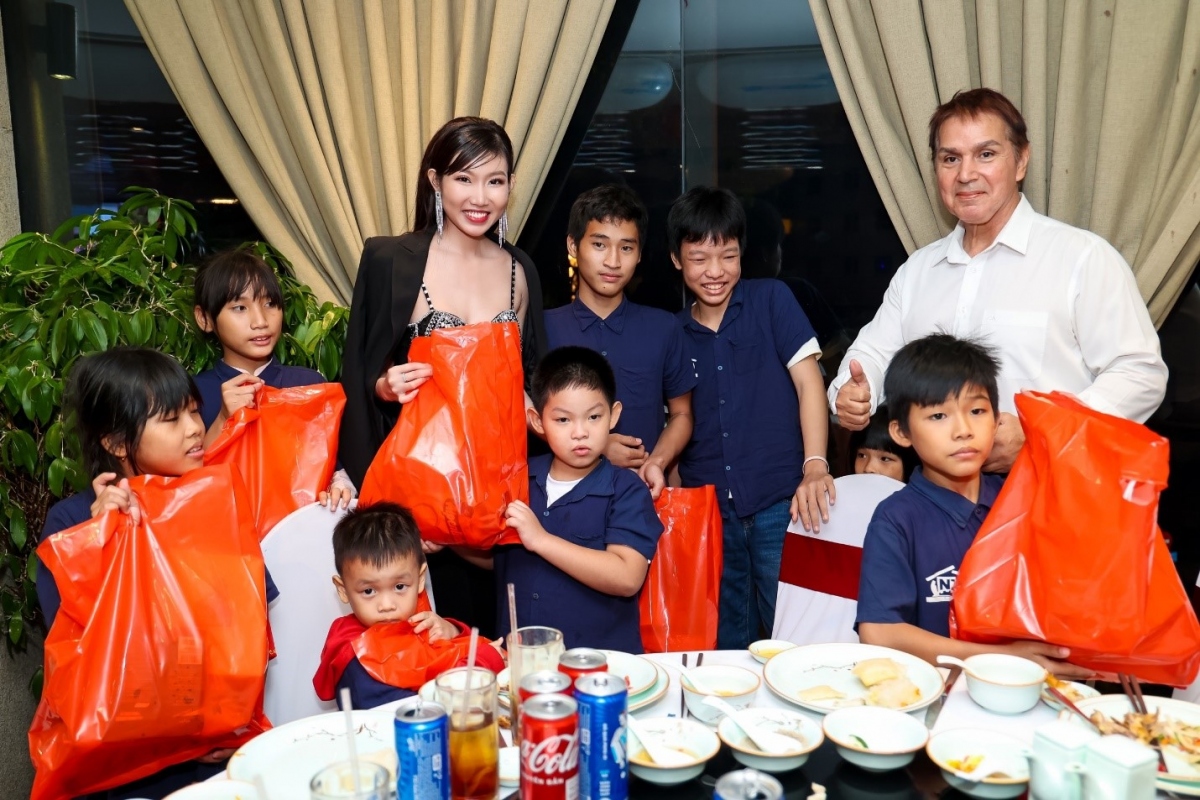 Hoa hậu Huỳnh Như Mai tặng quà cho trẻ em nghèo khuyết tật mái ấm Nhân Tâm