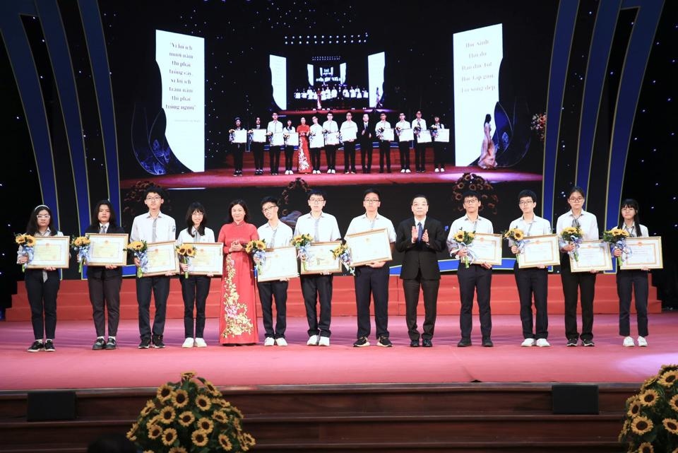 Hà Nội tuyên dương khen thưởng gần 700 học sinh giỏi tiêu biểu