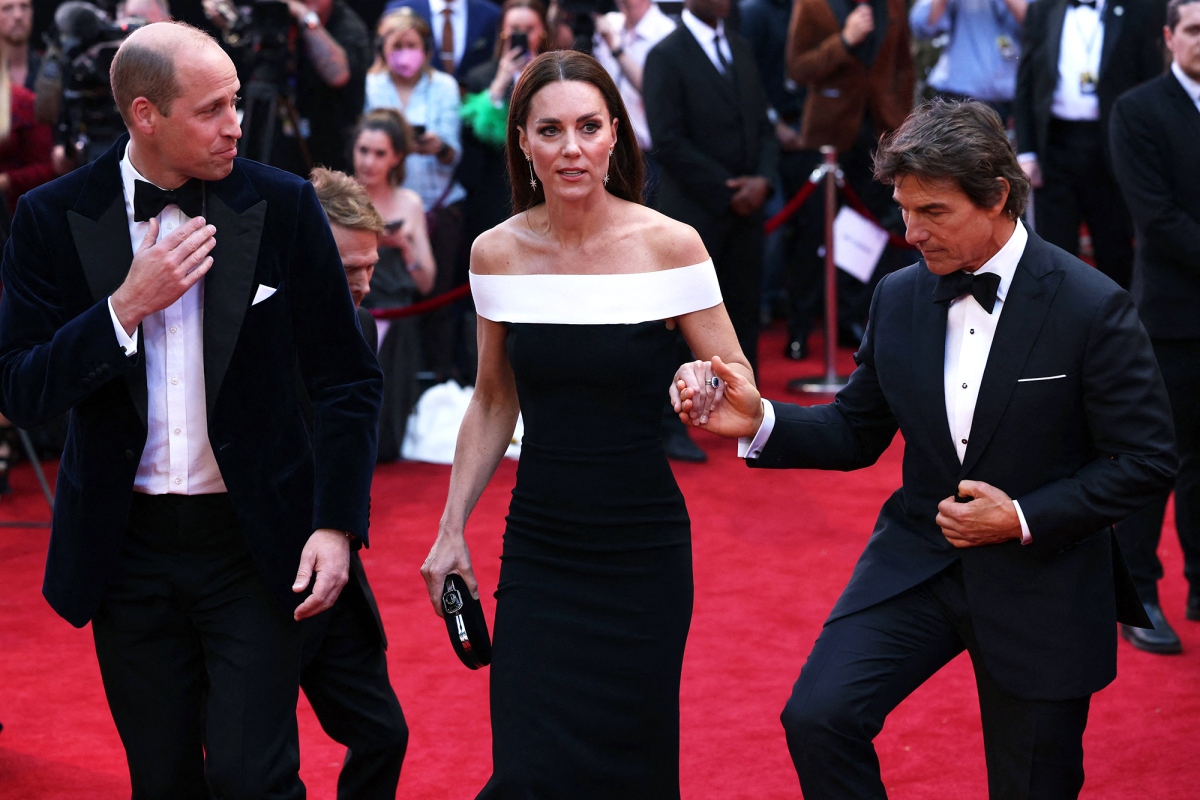 Tom Cruise dìu Công nương Kate Middleton trên thảm đỏ công chiếu "Top Gun: Maverick"