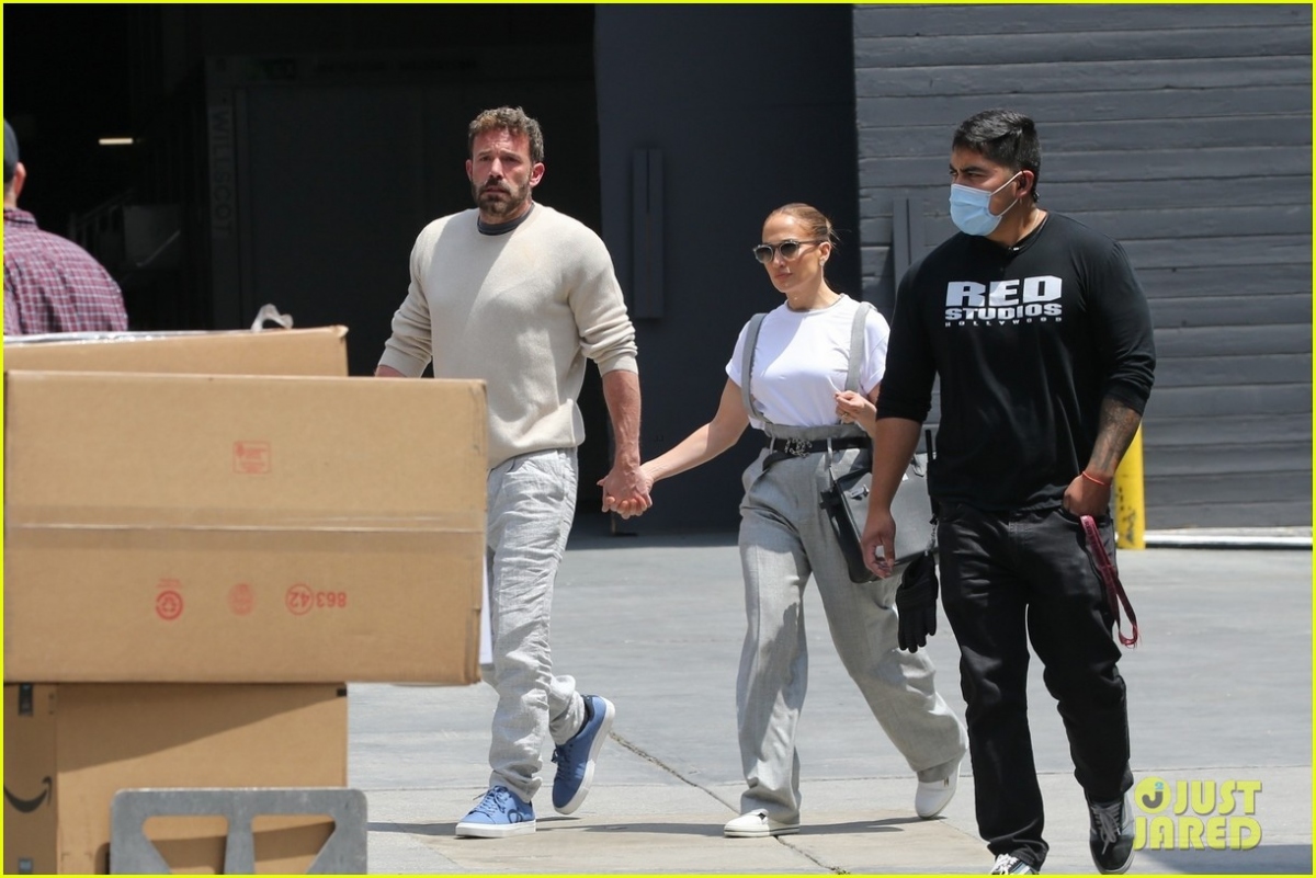 Jennifer Lopez - Ben Affleck nắm tay tình cảm đến phòng thu sau khi xác nhận đính hôn