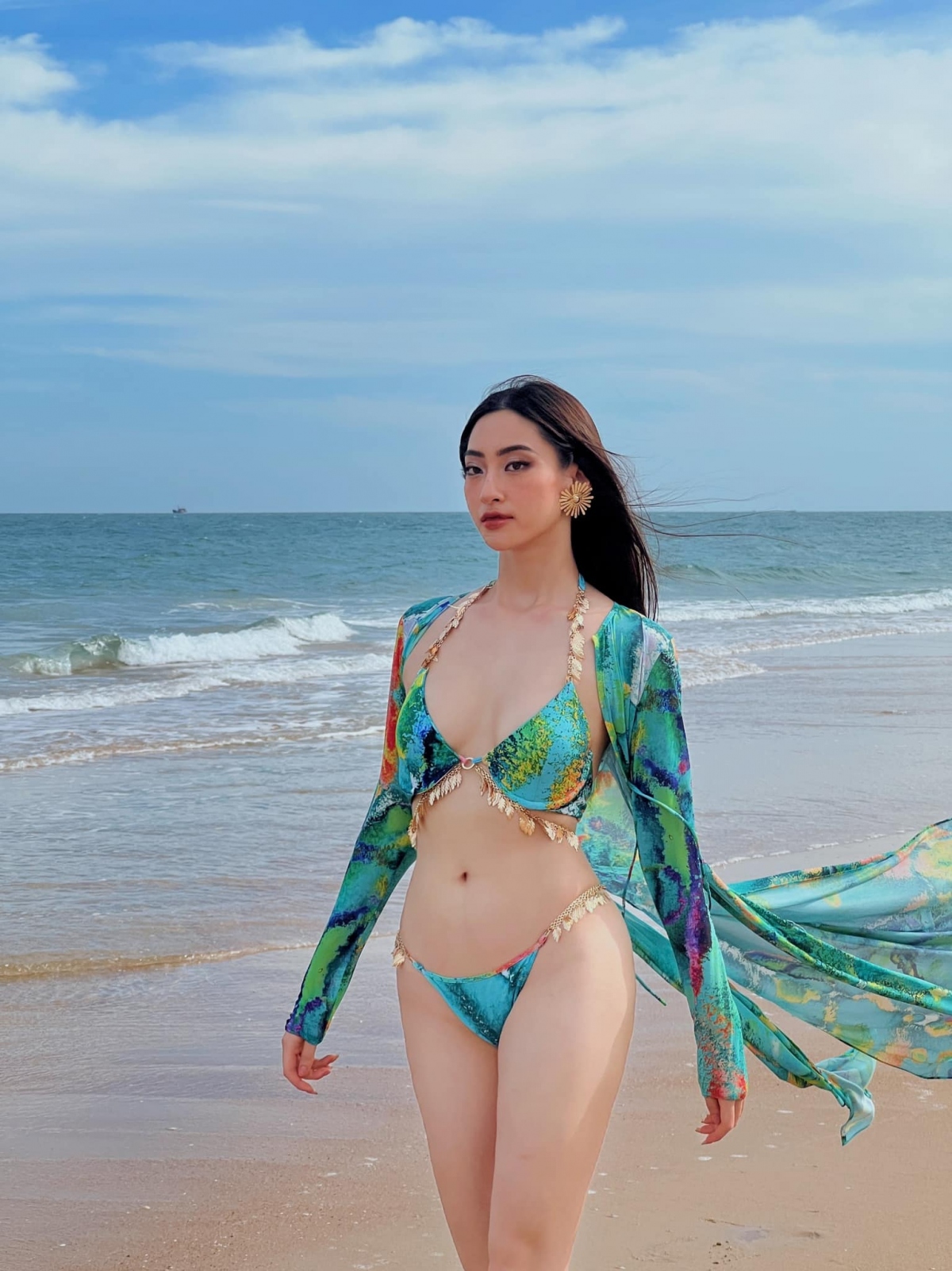 Hoa hậu Lương Thùy Linh diện bikini họa tiết khoe body nóng bỏng trên bãi biển
