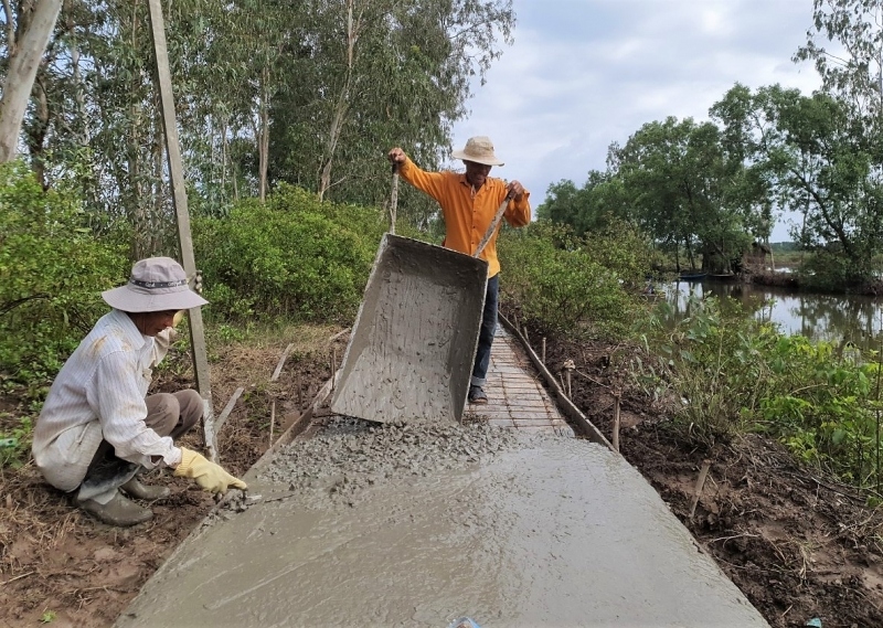 Người dân Cà Mau cùng làm đường để đổi mới nông thôn