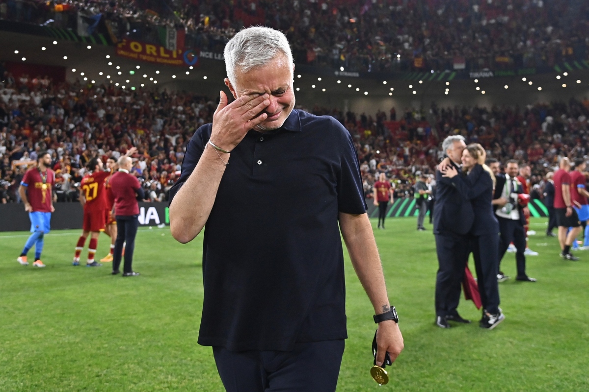 Jose Mourinho bật khóc khi cùng AS Roma vô địch Conference League