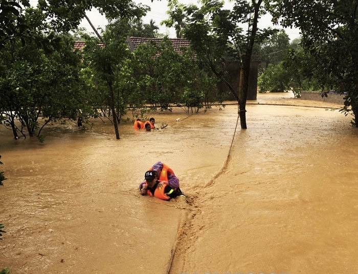 Giải cứu nhiều người bị mắc kẹt do mưa lũ ở Lạng Sơn