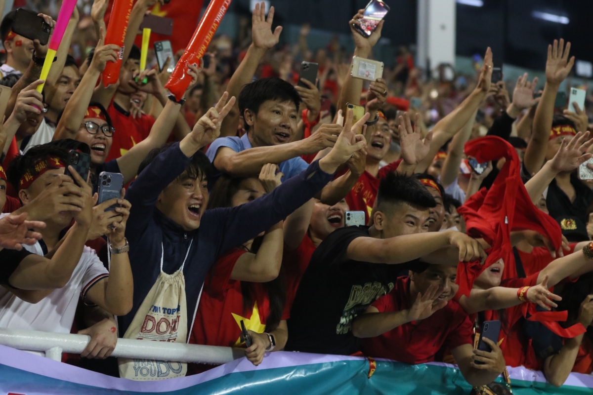 Người hâm mộ vỡ òa cảm xúc với HCV của đội tuyển U23 Việt Nam
