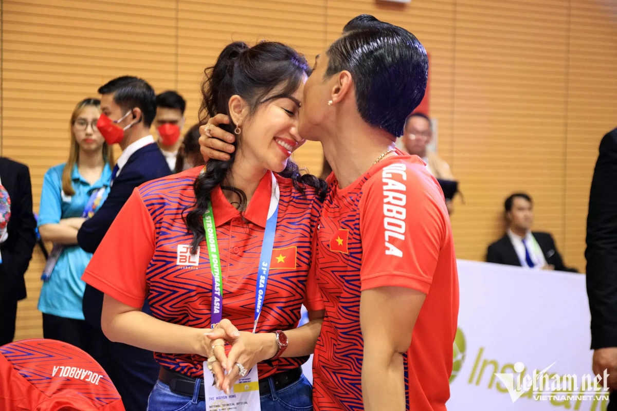 Chuyện showbiz: Phan Hiển hôn Khánh Thi ngọt ngào sau khi đoạt HCV SEA Games 31