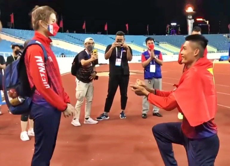 Nhà vô địch SEA Games 31 môn nhảy xa bất ngờ cầu hôn bạn gái ngay khi vừa bước xuống từ bục huy chương (Ảnh chụp màn hình).