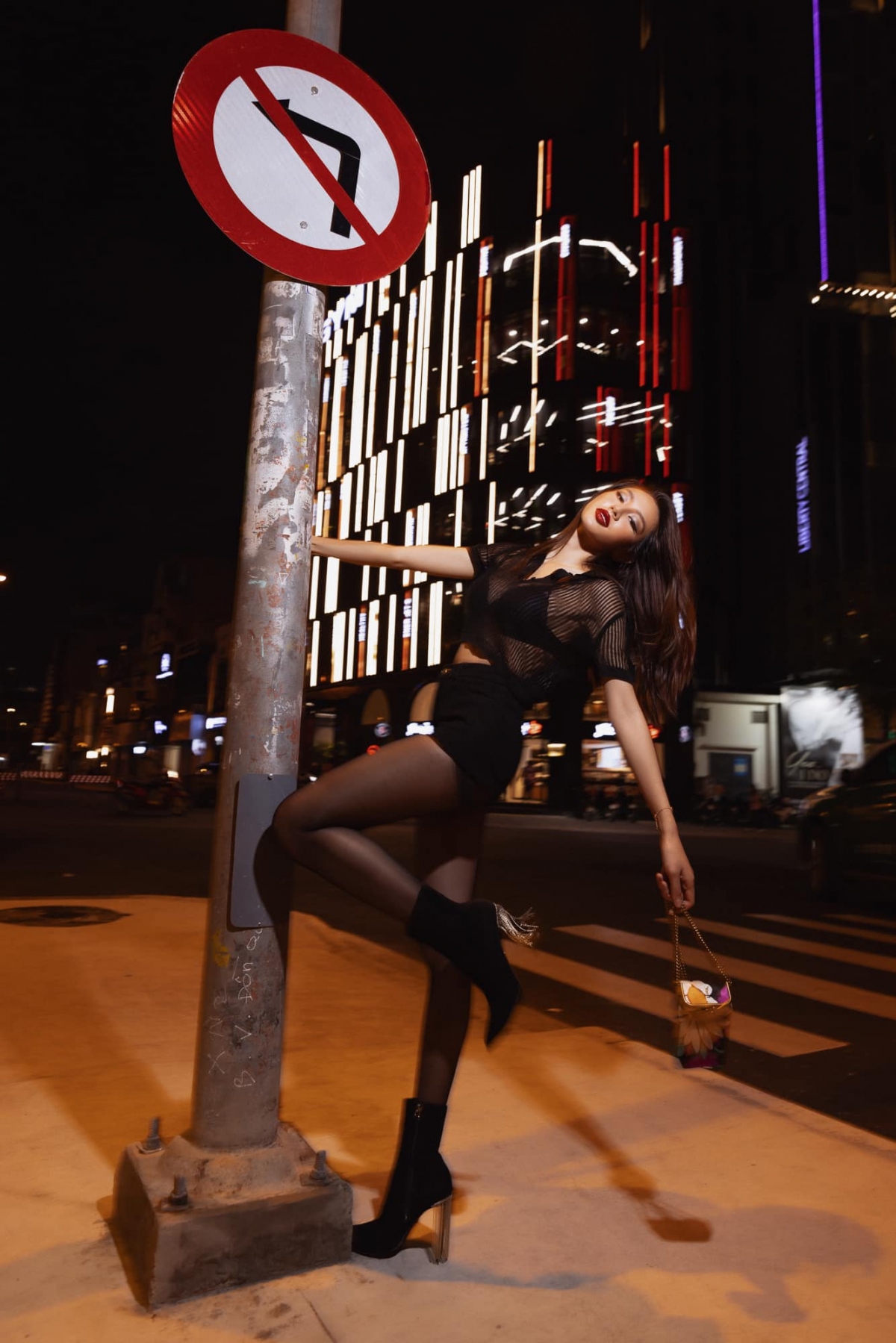 Hoa hậu Thùy Tiên diện mốt khoe nội y nóng bỏng trong loạt ảnh dạo phố "cực chất"