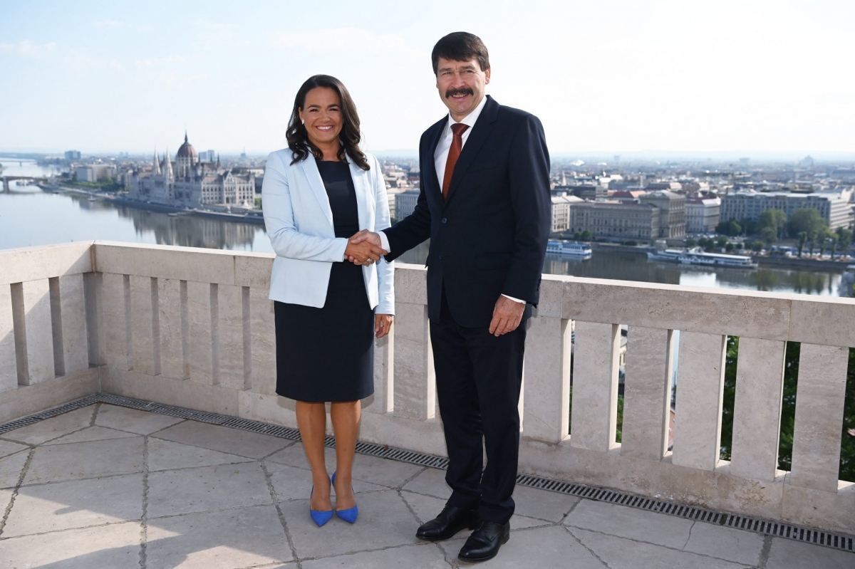 Tân Tổng thống Hungary Novak chính thức tiếp nhận bàn giao từ người tiền nhiệm