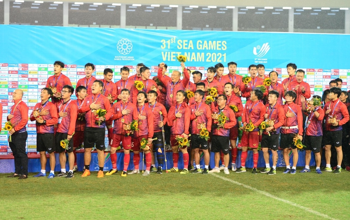 Lê Văn Xuân chống nạng lên nhận HCV SEA Games cùng U23 Việt Nam