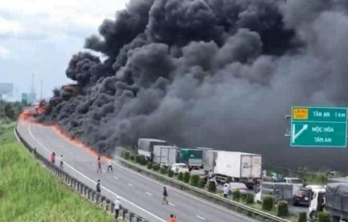 Ô tô chở dầu bốc cháy ngùn ngụt trên cao tốc TP.HCM - Trung Lương