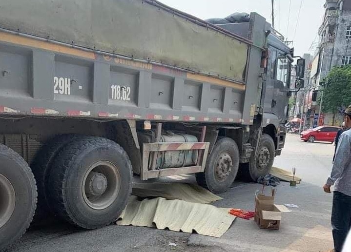 Xót xa 3 mẹ con tử vong sau khi va chạm với xe "hổ vồ" ở ngoại thành Hà Nội