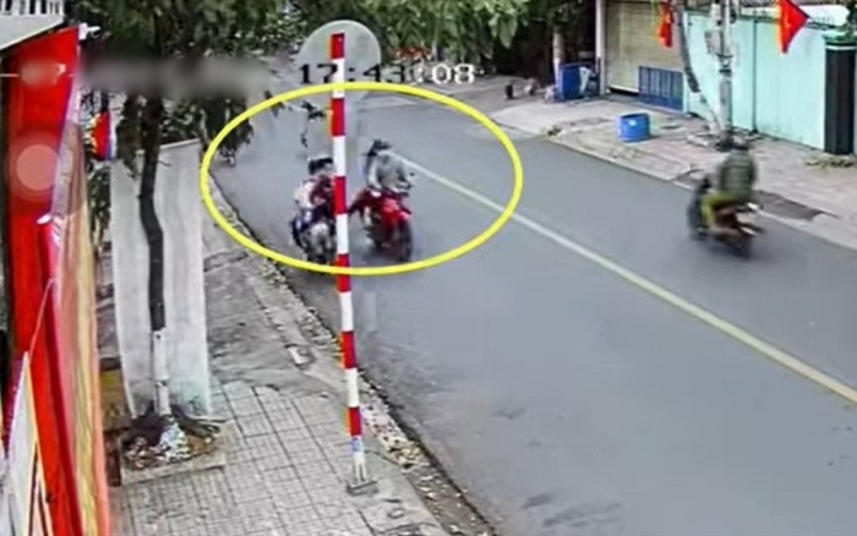 Nóng 24h: Hai đối tượng đạp nam sinh đang đi xe máy dẫn đến tử vong