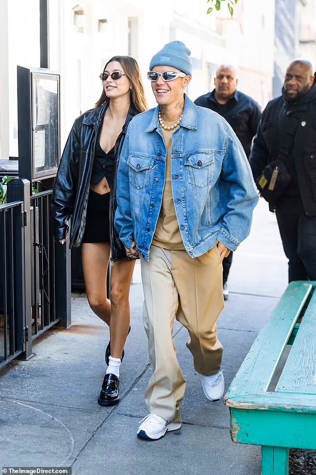 Hailey Baldwin khoe eo thon, chân dài trên phố