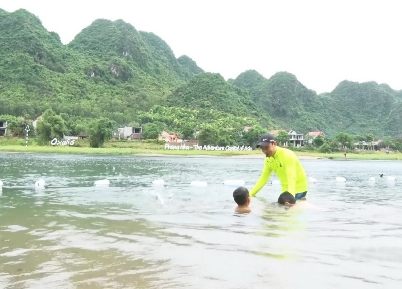 Dạy bơi miễn phí cho trẻ em trên sông Son, Quảng Bình