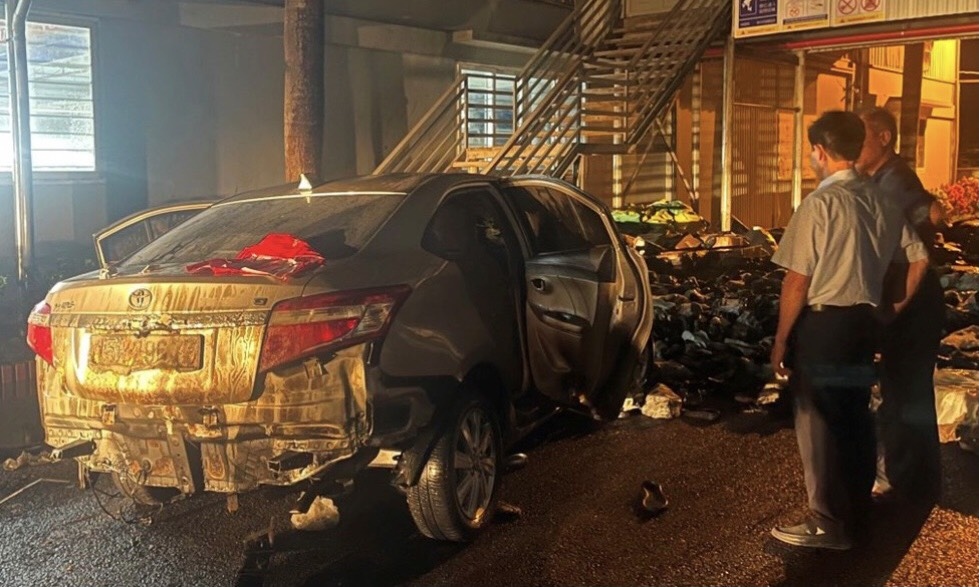 Giận vợ, lái xe đâm vào trụ sở công ty khiến 4 người bị thương