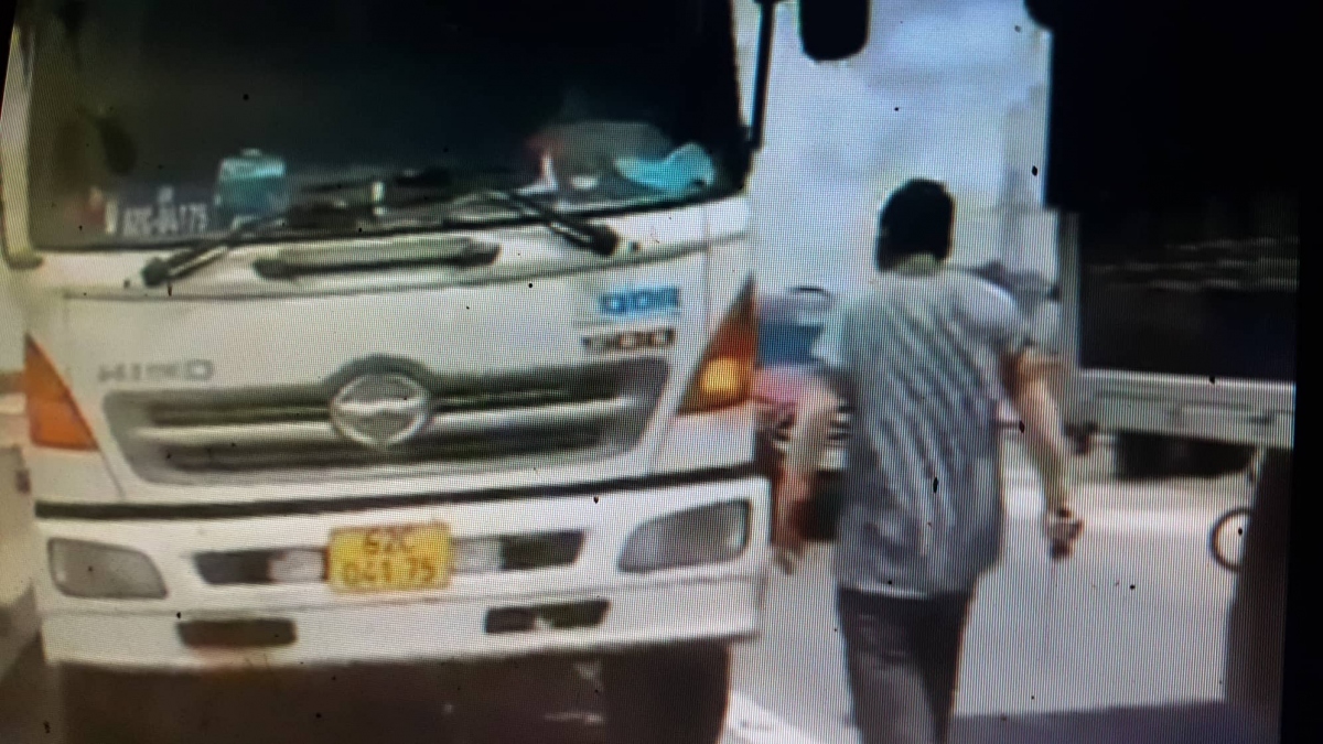 Tài xế xe tải cầm dao đe dọa xe cứu thương trên cao tốc TP.HCM-Trung Lương